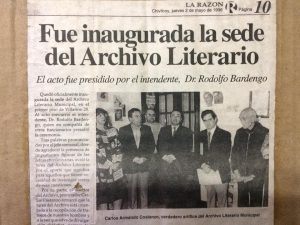 Inauguración de la sede, del Archivo Literario Municipal, en el inmueble de la avenida Villarino Nº 28. Carlos Armando Costanzo, junto al entonces intendente municipal, Dr. Rodolfo Bardengo, el secretario de Gobierno, de la comuna, escribano Néstor José Zaccardi, la secretaria de Cultura, del municipio, licenciada Zulma Alonso, y el letrista y artista plástico chivilcoyano, Carlos Mauricio Rodríguez Lenti, "Camarol" (1924-1998). Dicha ceremonia inaugural, se llevó a cabo, el 30 de abril de 1996. El Archivo Literario, permaneció en ese lugar, durante el término de 15 años, hasta el mes de diciembre de 2011, cuando el histórico edificio, de la avenida Villarino Nº 28, fue demolido.