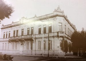 El imponente y majestuoso edificio, de la Escuela primaria Nº 1 "Domingo Faustino Sarmiento", sito en la intersección de la calle Belgrano y la avenida Sarmiento. Fue todo un glorioso baluarte, y un gran monumento histórico y pedagógico, de la instrucción pública chivilcoyana. Se demolió, sin razones justificadas, en el mes de abril de 1970. El decreto par su destrucción, estuvo firmado por el ministro de Educación de la Provincia de Buenos Aires, Alfredo Tagliabúe.