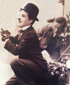 El genial e inolvidable actor y director cinematográfico, Charles Chaplin, cuyas imborrables películas mudas, se proyectaron en la pantalla del cine "Radium", durante las décadas de 1910 y 1920.