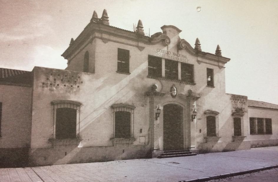 Fachada del edificio, de típico y pintoresco estilo arquitectónico, colonial español, del Colegio Nacional "José Hernández", de nuestra ciudad, inaugurado, para su 25 aniversario "Las Bodas de Plata", el 17 de mayo de 1939.
