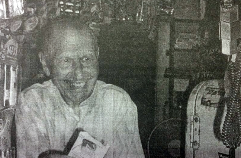 El popular y querido vecino, de la amplia barriada de la plaza Mitre, Don Domingo Ghío, nacido el 28 de octubre de 1927, y fallecido el 9 de mayo de 2017. Durante muchos años de firme y honrad labor, tuvo a su cargo, la atención del memorable kiosco de la plaza Mitre, que él mismo, había fundado y encaminado, a principios de la década de 1960.