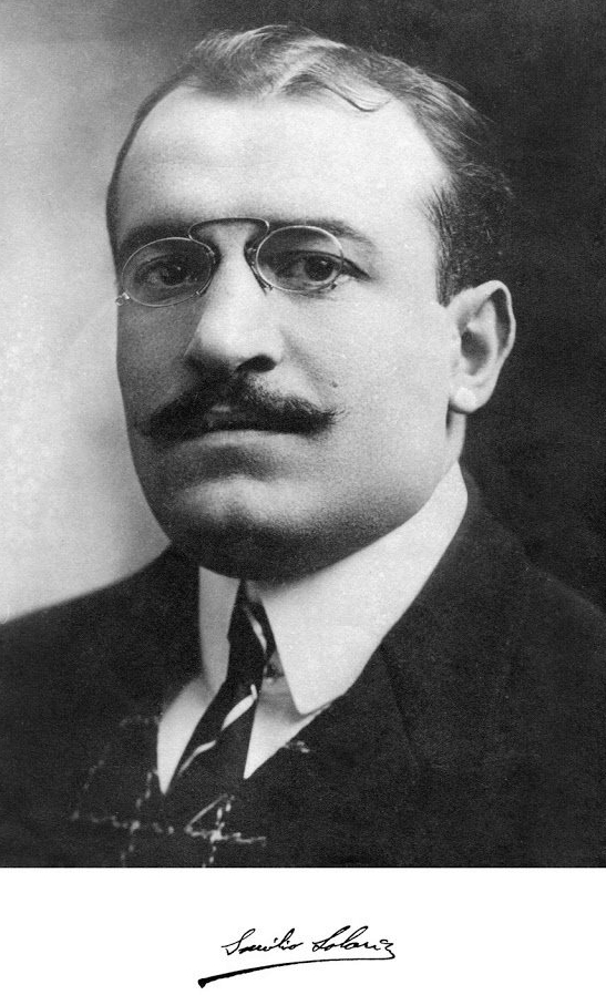 Primer director, de la antigua Escuela de Artes y Oficios de la Nación, ingeniero civil, Emilio Solari, ejerció la conducción de dicho establecimiento, desde el 12 de mayo de 1910, hasta el 23 de abril de 1919. (La fotografía, es una gentileza del señor Tomás Solari, quien la aportó, a la página del Archivo Literario Municipal).