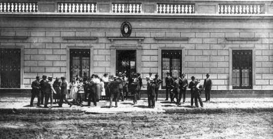 Primera sede, del Colegio Nacional "José Hernández", ubicada en la intersección de las calles, San Lorenzo y Garibaldi. Se trataba de una antigua casona, perteneciente a la familia Badano, que la había alquilado, para el funcionamiento de dicho centro de enseñanza. Se inauguró, el 17 de mayo de 1914, y desarrolló allí, sus múltiples actividades pedagógicas, hasta fines del año 1938.