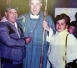Los progenitores, de la niña Patricia Leiva, junto al entonces obispo de la Diósesis de Mercedes-Luján, Monseñor Emilio Ogñenovich, quien redactó una sentida estampa religiosa, dedicada a Patricia (Fotografía, de fines de la década, 1980).