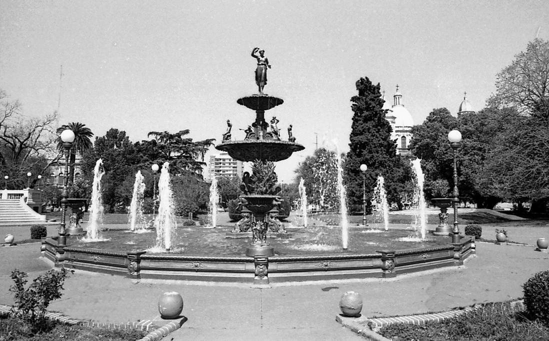 La rotonda de la plaza 25 de Mayo, de Chivilcoy, y espectáculos musicales, de distintas épocas…