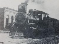El tren, cruzando la calle Gral. Paz, a fines del siglo XIX; una curiosa y singular postal histórica, en los anales de nuestra ciudad.