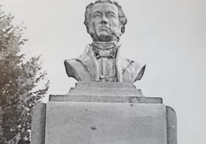 El busto del Dr. Florencio Varela, obra escultórica, del profesor Antonio Bardi, en la plaza homónima, inaugurado el 22 de octubre de 1936.