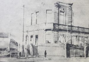 El proceso, de cruel e inexorable demolición, de la Escuela primaria Nº 1 «Domingo Faustino Sarmiento», en el mes de abril de 1970.
