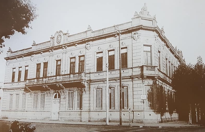 La Escuela primaria Nro. 1 “Domingo Faustino Sarmiento”, gran baluarte, símbolo y monumento, de la historia educativa chivilcoyana.