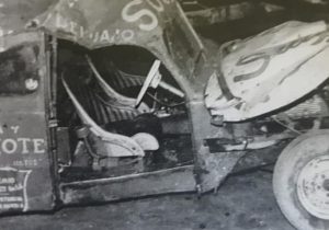 El automóvil, del piloto Jorge Farabollini, tras el grave y fatal accidente, del 12 de agosto de 1962.
