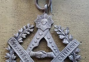 Simbólica insignia, de la Masonería Argentina, que perteneció a Don Carlos Armando.