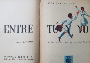 Ilustraciones en colores, del libro de lectura, par escuela primaria «Entre tú y yo», editado en 1965; donde aparece una página, dedicada a nuestra ciudad de Chivilcoy, y específicamente, a la plaza España, inaugurada el 22 de octubre de 1940.