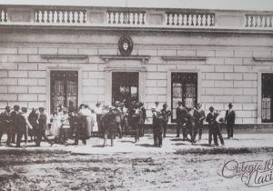 El antiguo Colegio Nacional «José Hernández», de Chivilcoy, inaugurado, el 17 de mayo de 1914. Allí, en dicho establecimiento, fue secretario y titular, de la cátedra de «Castellano», el profesor Segundo L. Moreno, quien integró, el cuerpo de los primeros docentes, del Colegio Nacional, en 1914.
