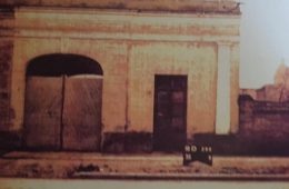 Antigua propiedad, ubicada sobre la calle San Martín Nº 112, denominada «La Casa de la Lira». Allí, vivió y falleció, a las 9 de la mañana, del 3 de marzo de 1910, el eximio poeta chivilcoyano, Carlos Ortiz. Nacido el 27 de enero de 1870, tenía apenas, 40 años de edad.