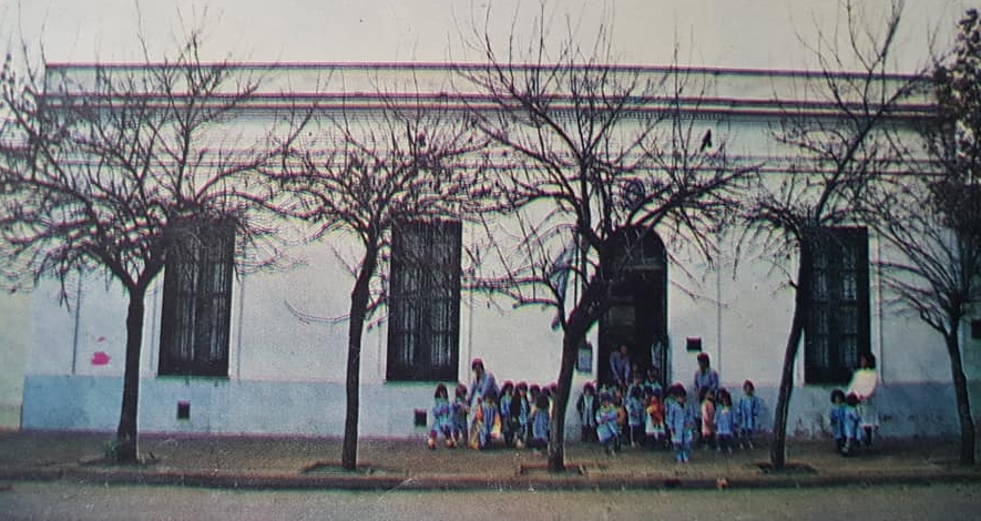 El Día de la Maestra Jardinera. La Escuela Formativa de Profesoras para Jardines de Infantes, que se creó en Chivilcoy, en 1948, y fue el antecedente histórico, del Instituto de Formación Docente.