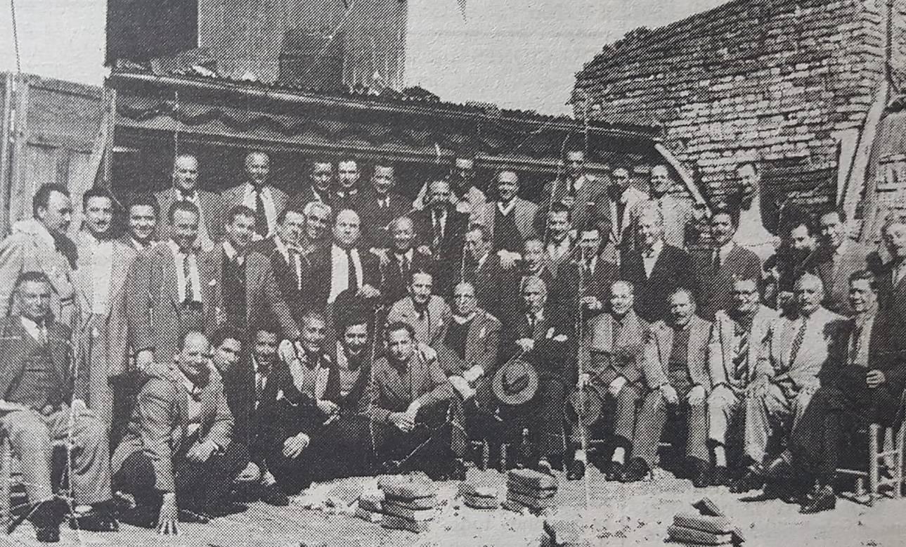 El Día del Peluquero. Nombres de épocas pasadas. Un Centro Unión de Peluqueros, fundado en 1906 y una celebración de 1951.