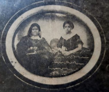 Doña Petrona Falcato, esposa de Don Calixto Calderón, junto a su hija Isabel, en la imagen casi borrosa y amarillenta,  de un daguerrotipo de la época (Segunda mitad, del siglo XIX)