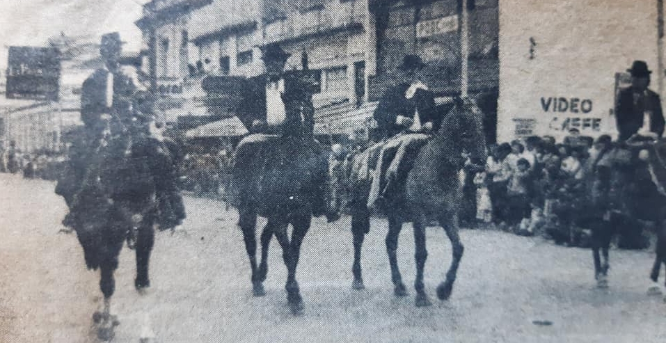 La brillante fiesta de la Tradición, que se realizó en Chivilcoy, el domingo 18 de noviembre de 1984, reflejada en las páginas del diario porteño “Tiempo Argentino”.