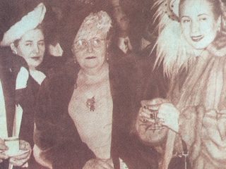 Eva Duarte de Perón en compañía de su madre, Juana Ibarguren, y una de sus hermanas.