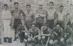 Equipo del Club Deportivo Pellegrini, campeón invicto del torneo futbolístico local, de 1932.