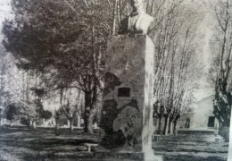 Monumento a Don Arturo L. Patrón, en la plaza de la localidad rural de Ramón Biaus, inaugurado el sábado 25 de abril de 1959.