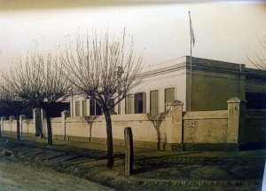 Estampa de la Escuela primaria Nº5, inaugurada el 1 de marzo de 1879.