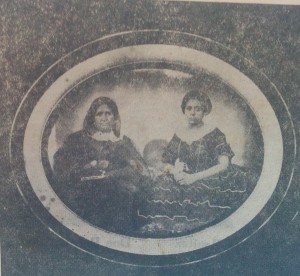 Doña Petrona Falcato, madre de Andrónica Calderón, junto a otra hija llamada Isabel.