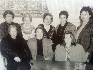 Comisión directiva del Patronato de la Infancia, en 1994. Era presidenta, la señora Lidia Pera de Ventemiglia. (La primera de la izquierda).