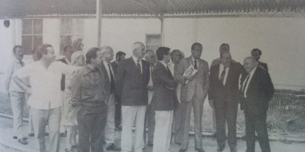 El Dr. Favaloro, en Chivilcoy, visitando las instalaciones del Hospital (Mes de noviembre de 1986).