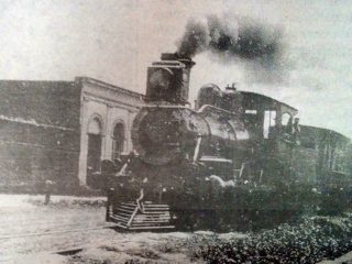 El tren, atravesando la calle Pueryrredón, en los primeros años, de la década de 1910.