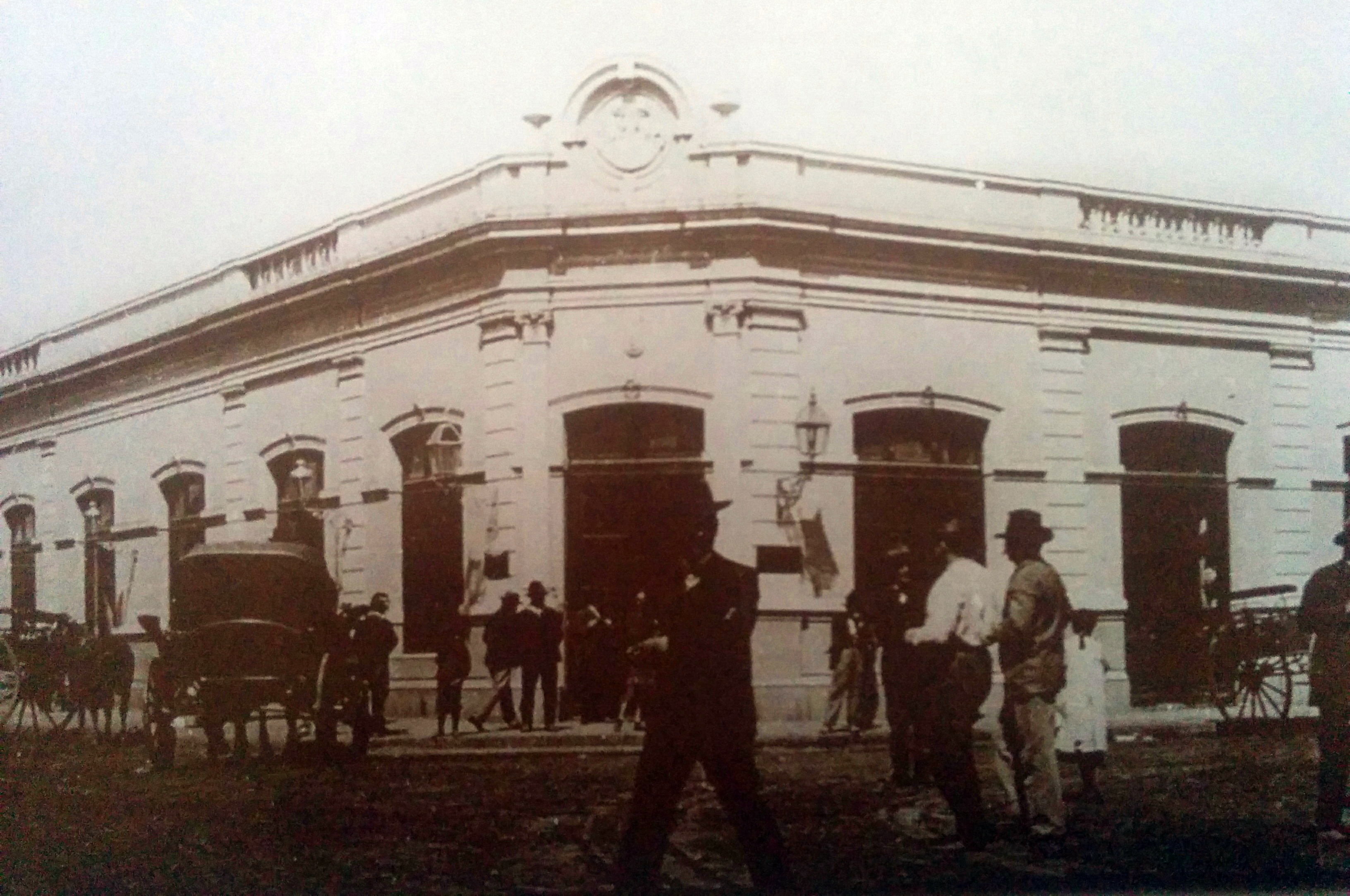 La tradicional esquina, de las calles Bolívar y Pellegrini, donde se fundó, en 1867, la antigua Casa Torroba, y posteriormente funcionó "Comercios Lauhirat", hasta la década de 1990.