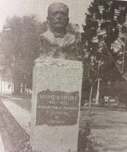 El busto del hombre público lugareño, Don Vicente Domingo Loveira, inaugurado el 22 de octubre de 1941. Pertenece al notable escultor argentino, Juan Zuretti.