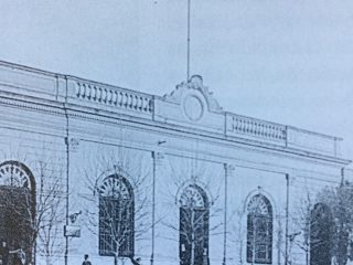El antiguo edificio del Banco de la Provincia de Buenos Aires, ubicado sobre la calle San Martin. La sucursal chivilcoyana del Banco Provincia, abrió sus puertas,el 27 de noviembre de 1865. Se había cerrado, el 6 de julio de 1895, y nuevamente, se efectuó su reapertura, el 7 de enero de 1907.