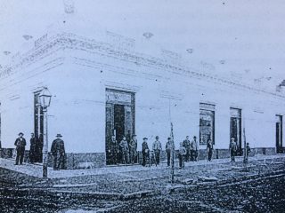 La vieja Casa comercial de Don Gregorio Villafañe, almacén de Ramos Generales- el primero que tuvo Chivilcoy-, fundado el 3 febrero de 1863.