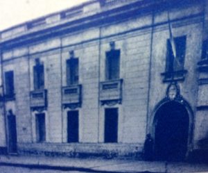 Fachada del edificio, de la Comisaria de Policía, de Chivilcoy, inaugurado el 1 de enero de 1929, bajo la gestión municipal de Don Juan Manuel Oteiza. El inmueble, se encuentra ubicado, en la calle San Martín Nº 75, y reemplazó a la "Vieja Comisaría", que estaba situada en la calle Lavalle Nº28.