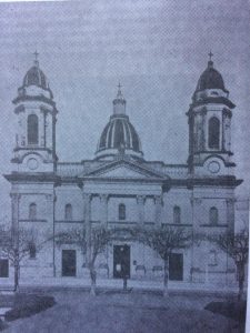 El templo mayor de Nuestra Señora del Rosario, en 1945, cuando se produjo, el recordado incendio, aquel 8 de diciembre, en plena misa de primera comunión.