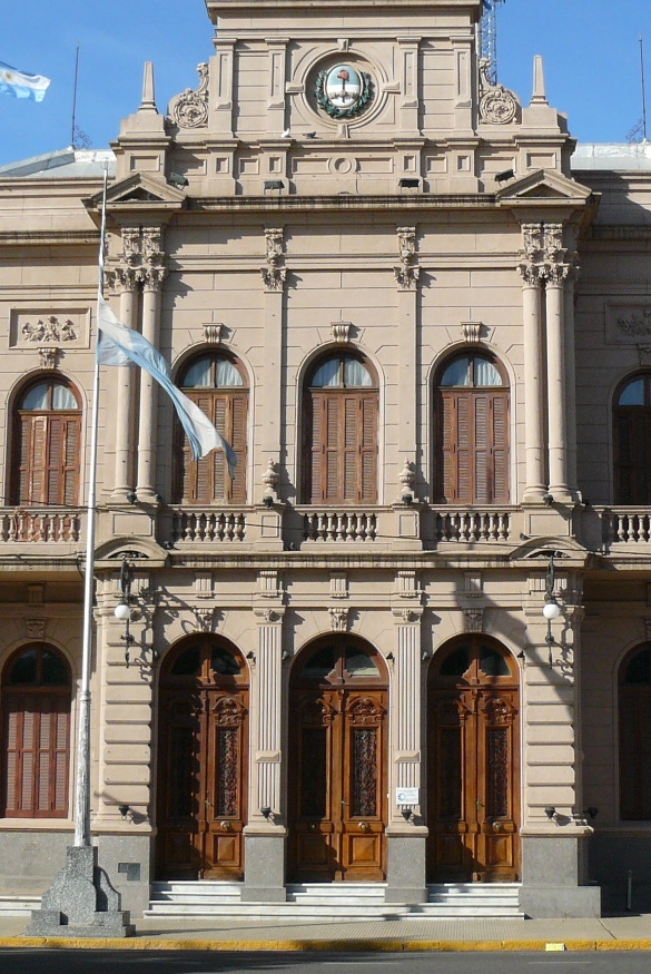 El mástil del Palacio Municipal de Chivilcoy, cumple 80 años