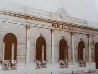 Fachada del Club Social, de Chivilcoy, hacia el año 1910, cuando resultó gravemente herido, el poeta Carlos Ortíz, quien se había asomado, a uno de los balcones del edificio.