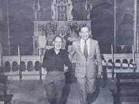 El Dr. Falabella, en los ámbitos de la iglesia Nuestra Señora del Carmen, junto al párroco de entonces, el prebítero Toribio G. de la Calva (Década de 1970).