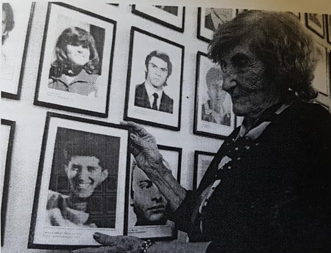 A la profesora Adelina E. Dematti de Alaye