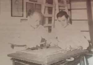 Carlos Armando Costanzo, junto al pintor local, Felipe Di Siervo, en la anterior sede del Archivo Literario Municipal, ubicada en el inmueble de la avenida Villarino Nro. 28, demolido en el mes de diciembre de 2011. La fotografía, corresponde al mes de marzo de 1996. El Archivo Literario, se fundó el 18 de octubre de 1984.