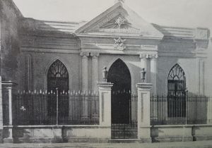 Sede institucional, de la Logia Masónica «Luz del Oeste, del Valle de Chivilcoy», que se hallaba ubicada, sobre la calle 25 de Mayo Nº 84. Se había fundado, hacia el año 1877, y desapareció, en la década de 1920.