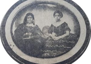 Doña Petrona Falcato de Calderón, esposa del fundador y pionero lugareño, Don Calixto Calderón, y progenitora de Doña Petrona Calderón de Ortíz. La vemos, junto a una de sus hijas, en un antiguo daguerrotipo, de la época.