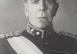 El general Edelmiro Julián Farrell, presidente de facto de la Nación, desde el 10 de marzo de 1944, hasta el 4 de junio de 1946, cuando lo entregó el gobierno, al general Juan Domingo Perón, electo en los comicios, del domingo 24 de febrero, de ese mismo año.