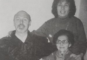 El procurador Juan Antonio Larrea, junto a su madre, ya fallecida y su esposa, Rosa Haydée Giannini, en una fotografía, de la década de 1990.