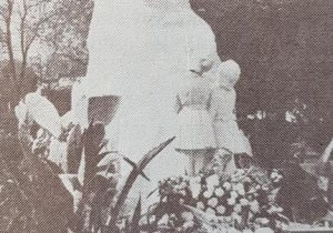 Monumento a Domingo Faustino Sarmiento, inaugurado el 25 de mayo de 1944. Dicha obra, pertenece al notable escultor y artista plástico argentino, Juan Zuretti (1880-1959).