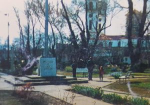 La plaza 9 de Julio, de Chivilcoy, bautizada con dicho nombre patrio, por la Corporación Municipal, el 6 de noviembre de 1866, a través de una iniciativa, de Don Manuel Villarino, ilustre fundador y pionero, de Chivilcoy.
