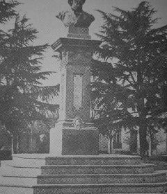 La pintoresca y entrañable, plaza «Teniente General Bartolomé Mitre», de Chivilcoy, bautizada con esa denominación, por una ordenanza (La Nº43), del Honorable Concejo Deliberante local, el 8 de junio de 1901.