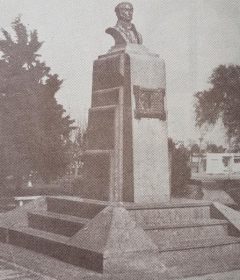 El busto de bronce, del Dr. Florencio Varela (1807-1848), inaugurado el 22 de octubre de 1936; una magnífica y apreciable obra artística, del destacado escultor, docente y hombre público chivilcoyano, profesor Antonio Bardi (1909-1988).