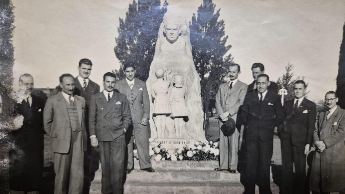 Una estampa fotográfica del monumento a Sarmiento